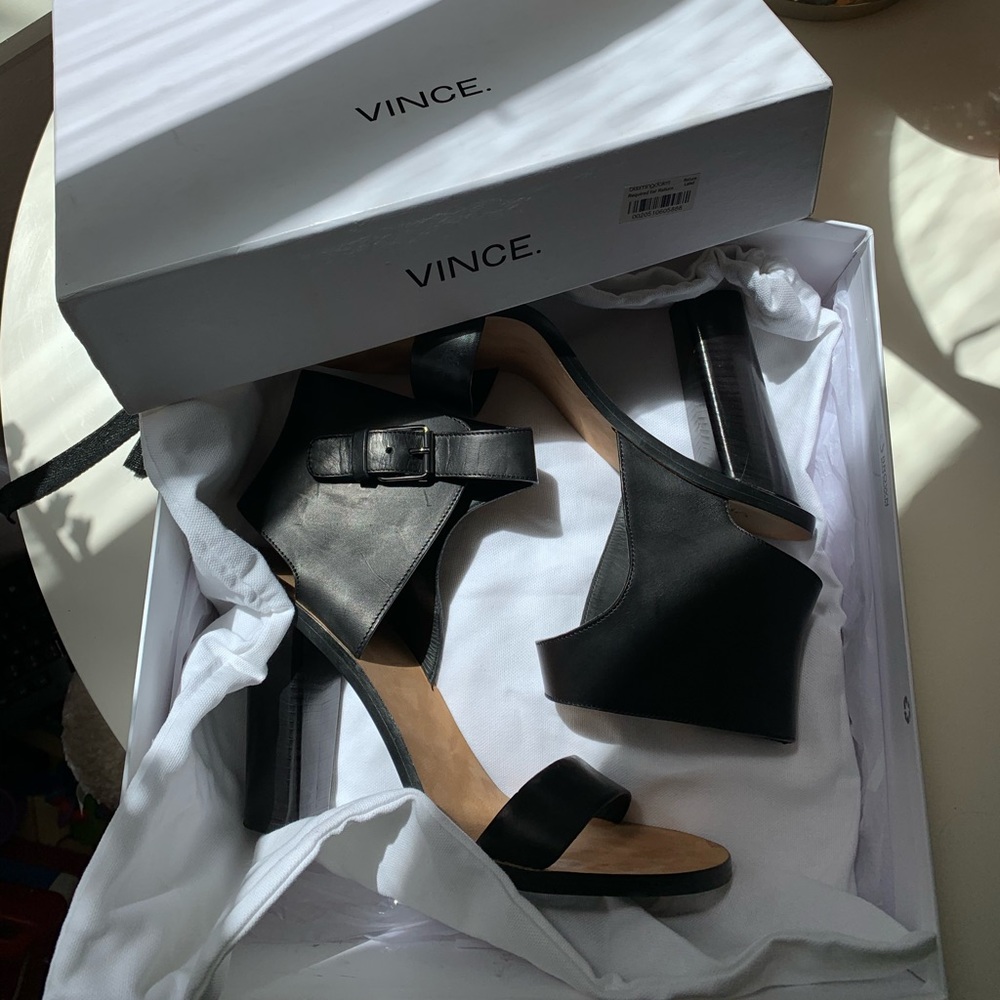 Vince. Black Leather. Nicole Sandal. Size 9.